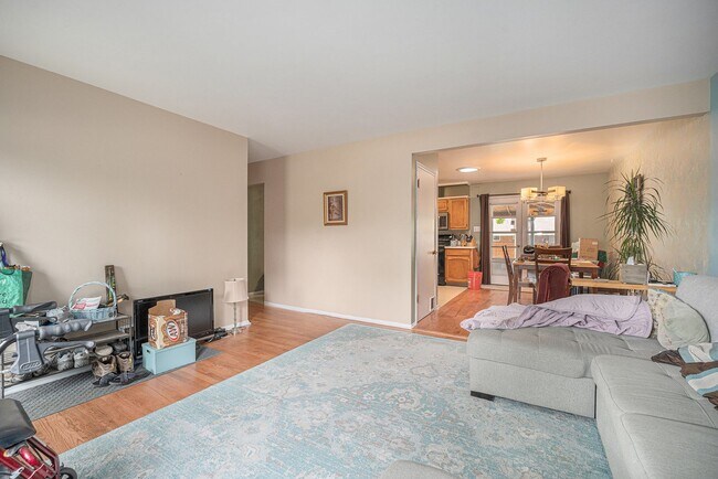 Building Photo - Beautiful 3 Bed 2.5 Single Family Home in ...
