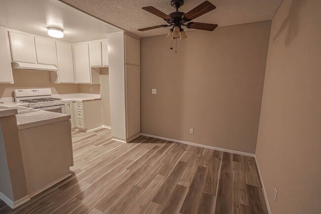 Building Photo - 2 Bedroom Condo for Rent in Sherman Oaks!