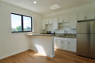 Building Photo - 337 SW 5th Ave