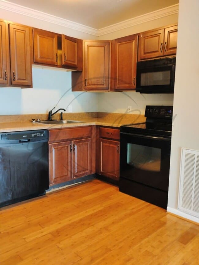 Building Photo - Charming 1 Bedroom | 1 Bath Upstairs Apart...