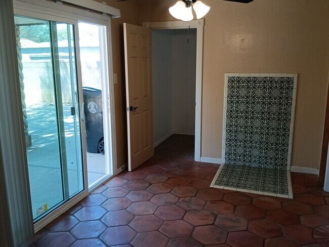 Building Photo - 3 Bedroom, 1 Bath Home Located in NE ABQ! ...