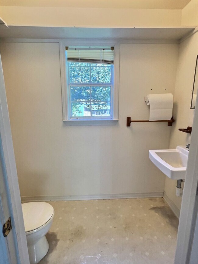 Building Photo - 3 BD Home with 30 x 40 Shop with Four 10 x 12 Attached Stalls