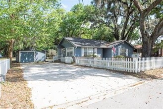 Building Photo - "Charming 3-Bedroom Home with 2 Full Baths in Prime Orange Park Location – 1523 Sq Ft of Comfort ...