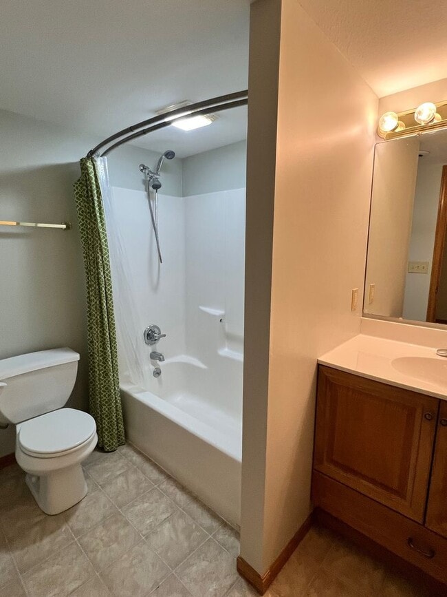 Building Photo - Available Now – Spacious 4 Bedroom / 3 Bat...