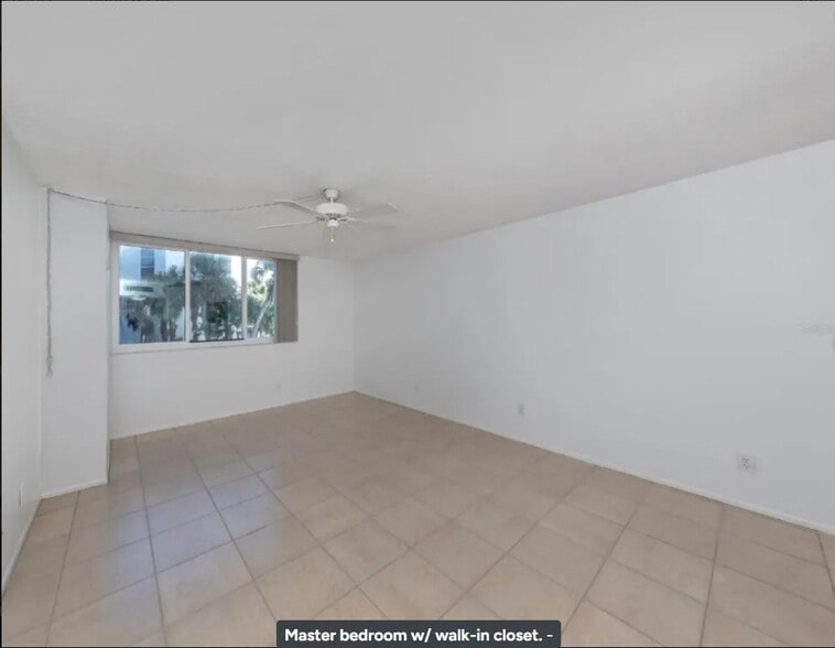 Master Bedroom w/ walk-in closet - 4822 Ocean Blvd