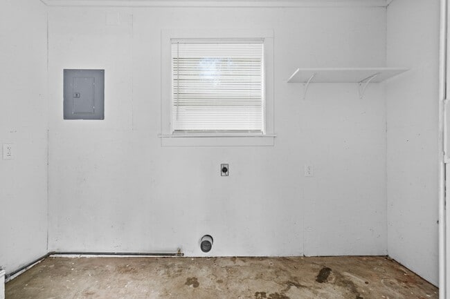 Building Photo - 102 Pine Cir