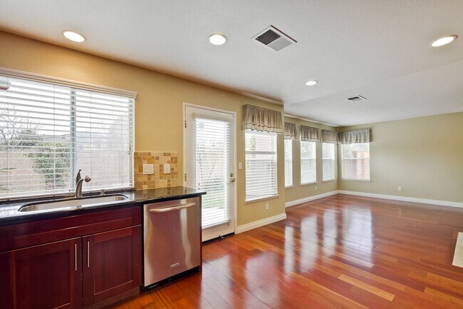 Building Photo - Awesome 3 Bedroom  Home Near Rivermark Plaza!