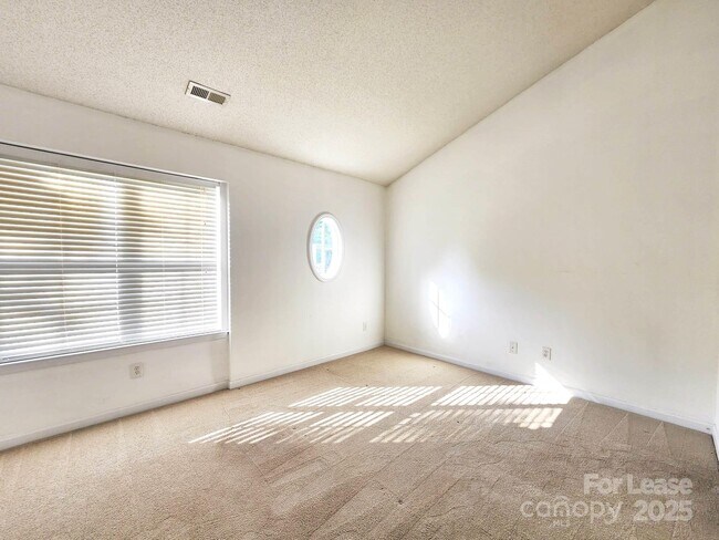 Building Photo - 4021 Melrose Club Dr