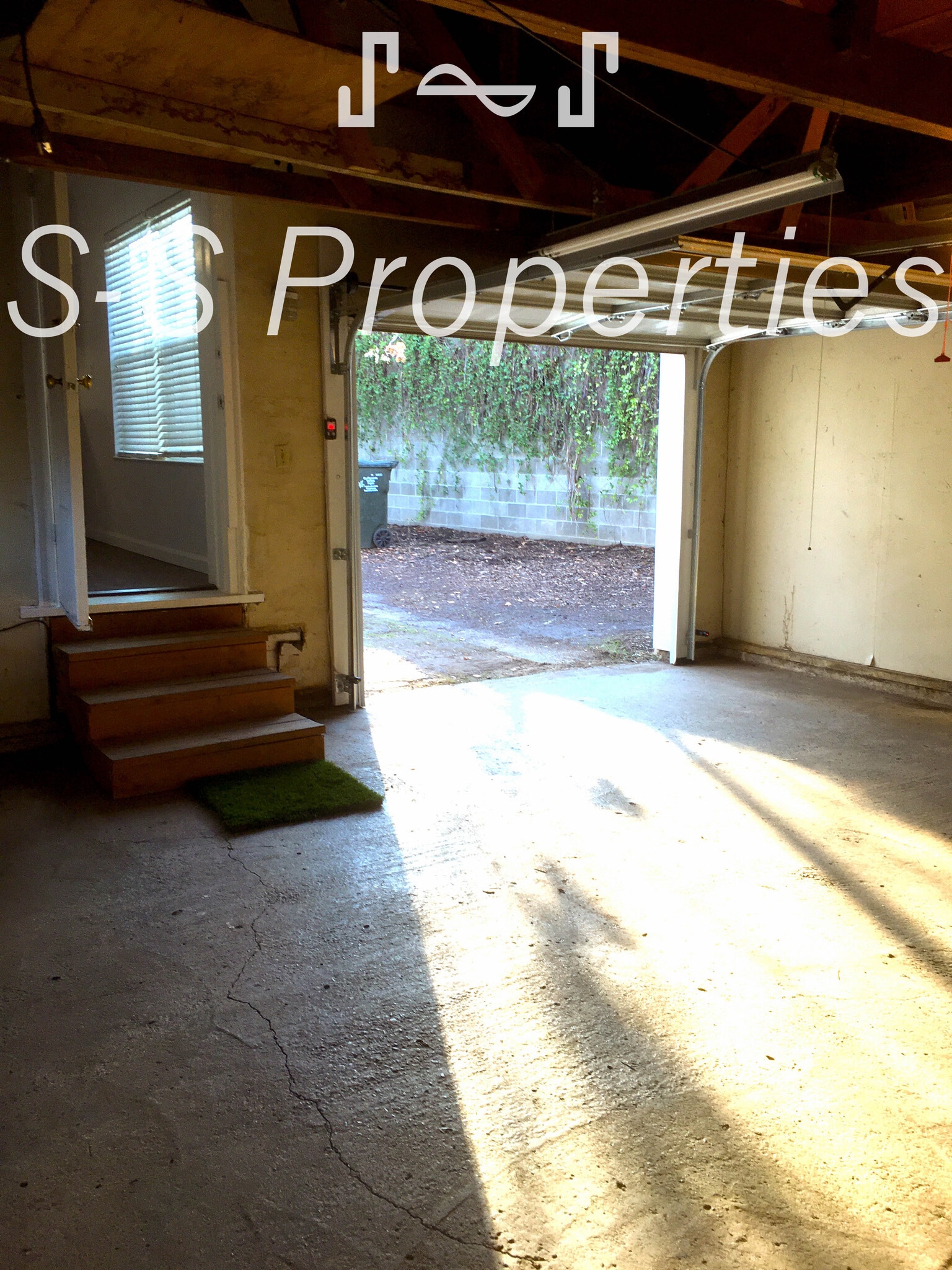 garage - 1929 Larkin Way