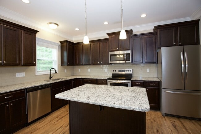 Building Photo - Beautiful home in Gated Community of Woodlake