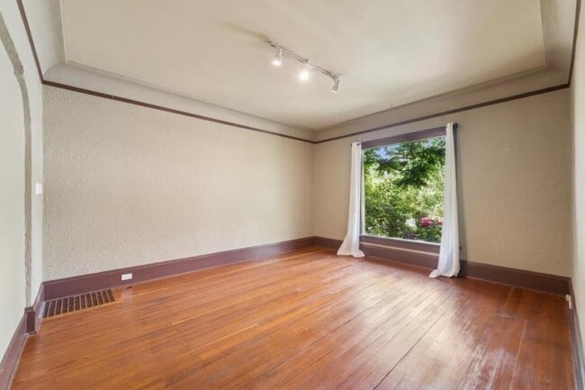 Building Photo - 3 bedroom in Seattle WA 98109