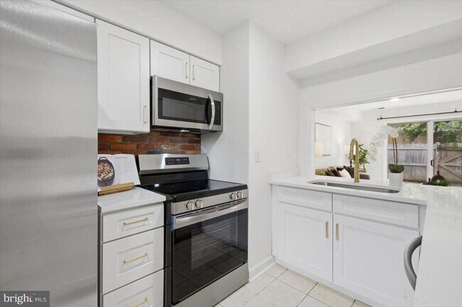 Building Photo - 8141 Kingsway Ct