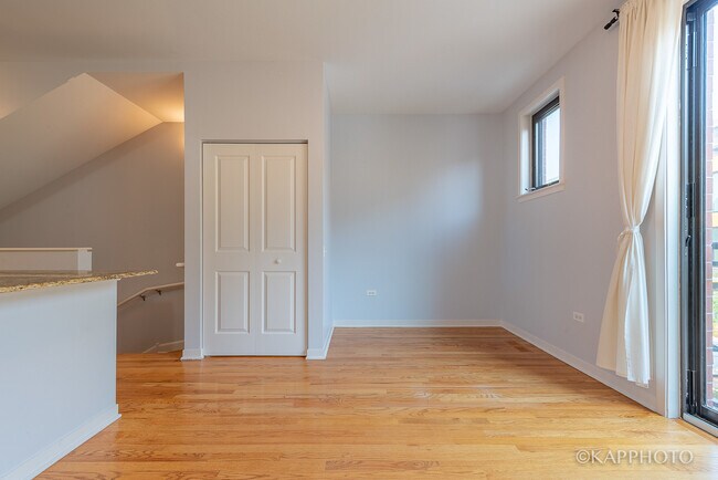 Building Photo - 468 W Elm St