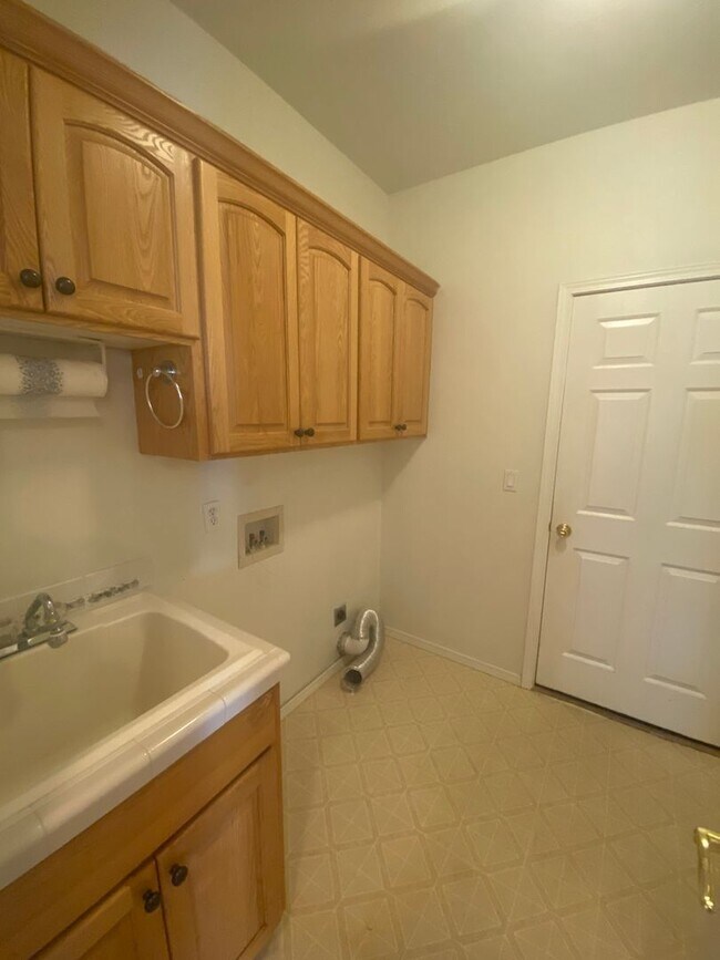 Building Photo - Single Level Charmer, SE Bend Established ...
