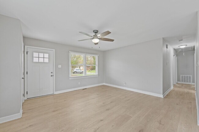 Building Photo - 1910 Hilldale Dr