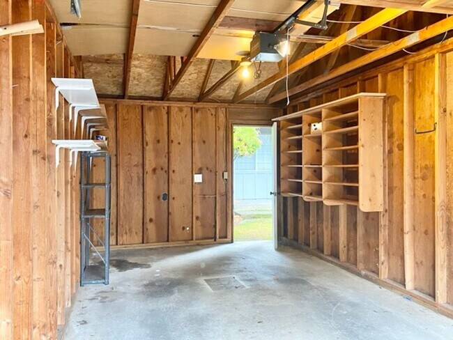 Building Photo - Quaint 2BR 1.5BA Condo in the Vineyards
