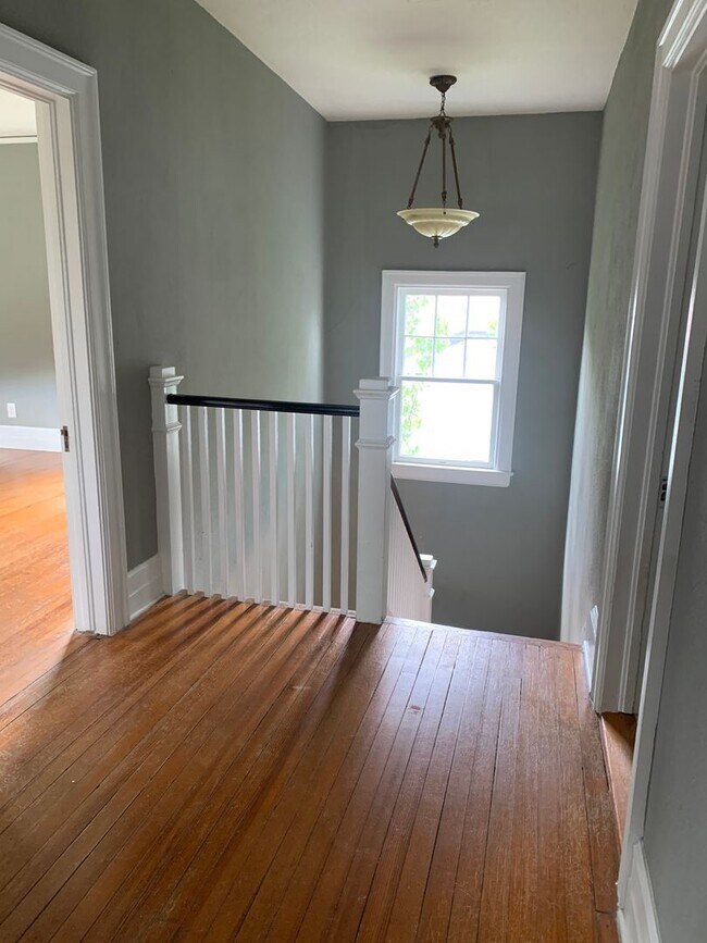 Building Photo - Beautiful Historic 3 Bedroom 2 Bath House on Colonial Drive