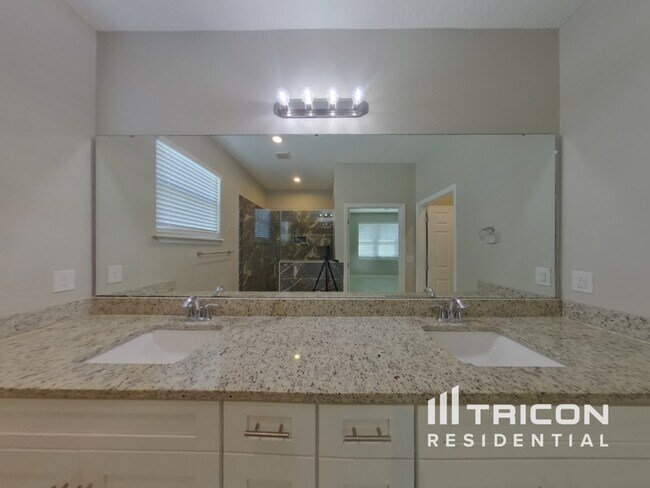 Building Photo - 719 4th Ave N