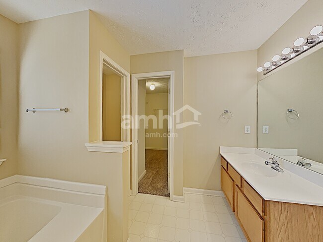 Building Photo - 1215 Wilkes Crest Dr