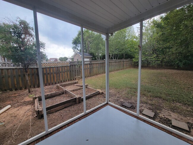 Building Photo - 627 Burgamy Pass