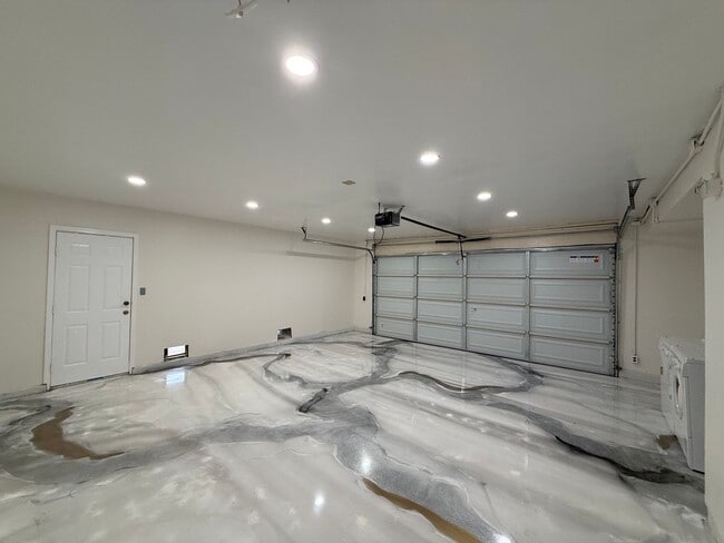 Building Photo - 4 Bedroom | 2.5 Bathroom | Single Family Home in Rosemont Available Now