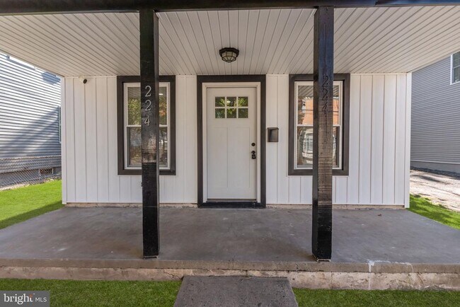 Primary Photo - 224 Buckley St
