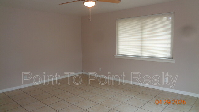 Building Photo - 1204 Crown Dr