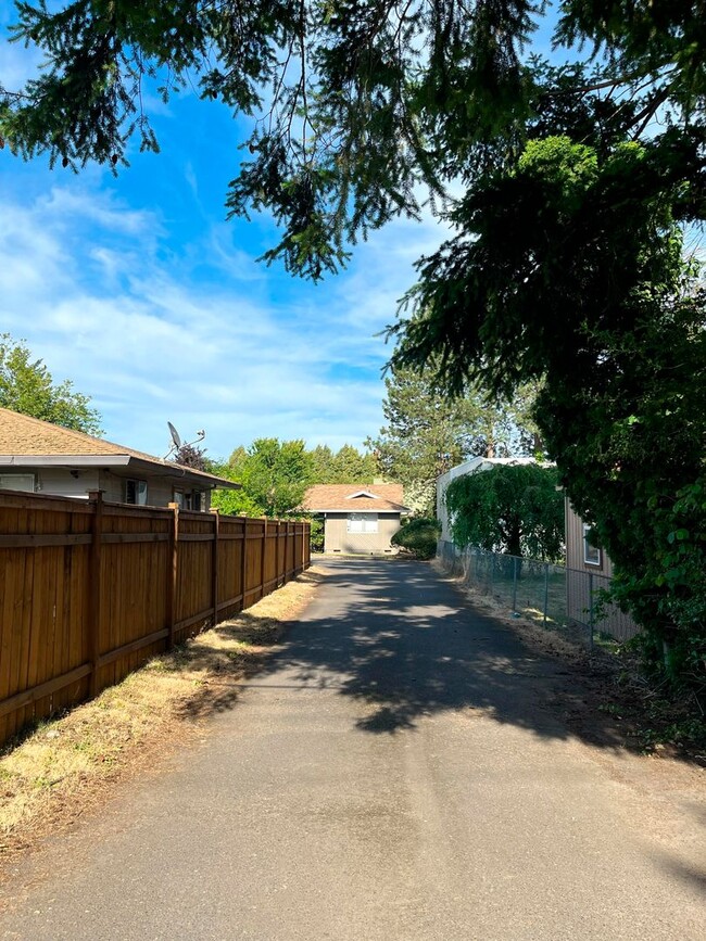 Building Photo - howad01