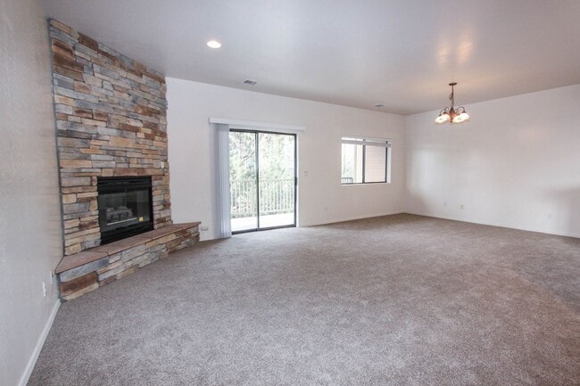 Building Photo - 3 bed 3 bath Townhome in Boulder Park