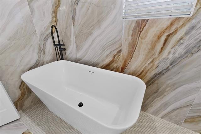 Building Photo - 325 Crooked Creek