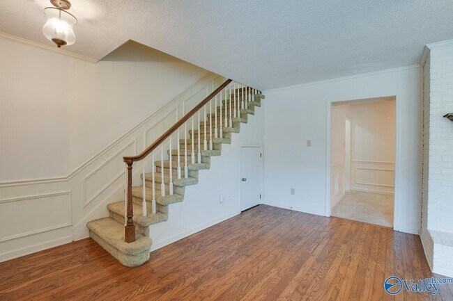 Building Photo - 1008 Heatherwood Dr SE