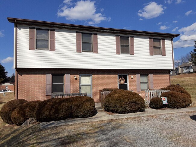 Building Photo - Blacksburg, 3 BR / 2.5 BA, Available September 11th