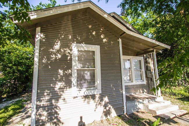 Building Photo - Amazing Home Near Downtown