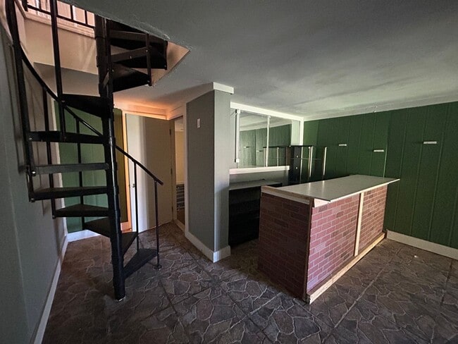 Building Photo - 3 Bed / 2.5 Bath – Steps from Doak Campbell Stadium – Only $1,800!