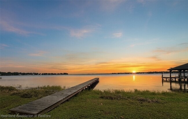 Building Photo - 3350 Lakeview Dr