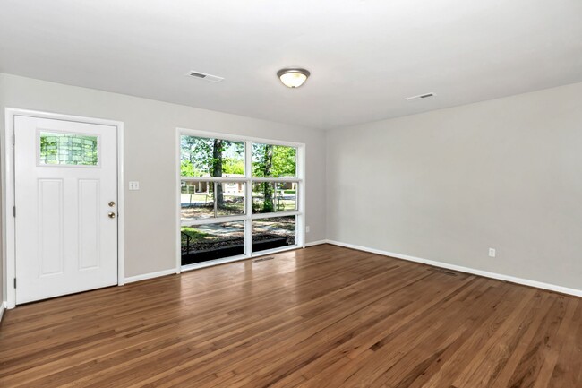 Building Photo - 1707 Buena Vista Cir SE