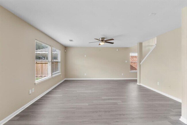 Building Photo - 2423 Pinpoint Dr
