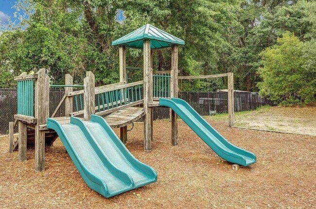 Building Photo - 2 Bed/2 Bath, Gated Community, Close to Sh...