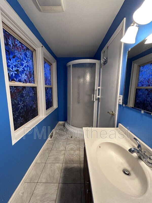 Building Photo - 121 Shaw St