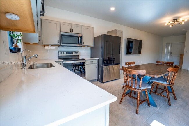 Building Photo - 528 NE 1st St