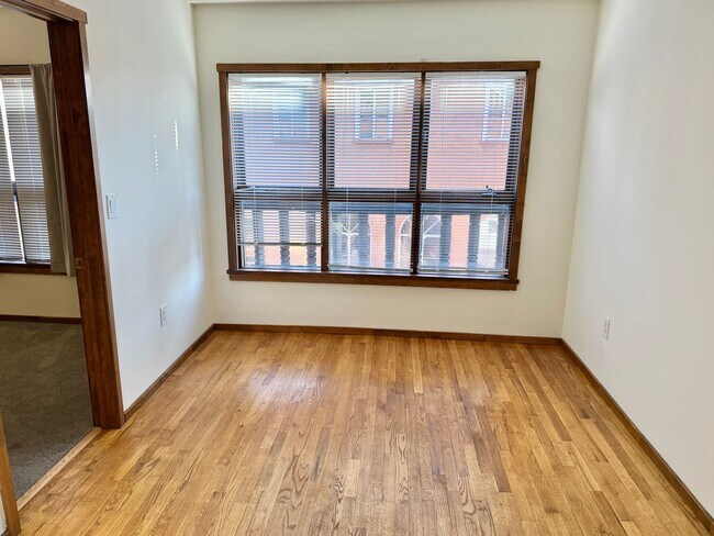 Building Photo - Cozy One-Bedroom in the Heart of Downtown ...