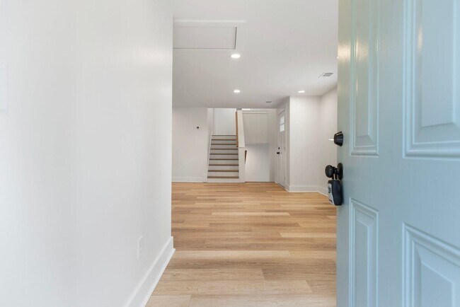 Building Photo - Four Bedroom Four Bath Home