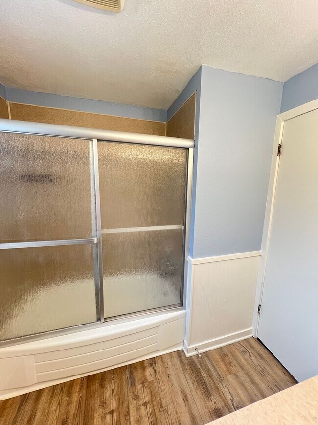 Building Photo - 3 Bedroom home in desirable neighborhood!