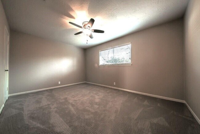 Building Photo - 2303 Cherry Bend Dr