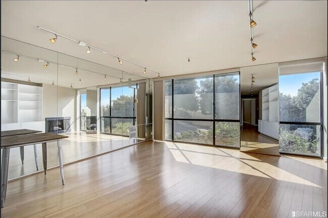 Building Photo - 1 Bed/1 Bath In Pacific Heights with Parking and Roof Deck