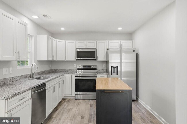 Building Photo - 283 Shorewood Dr