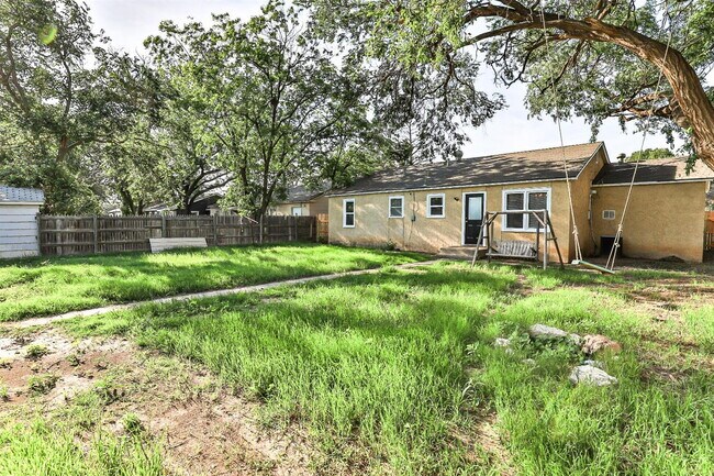 Building Photo - Cute 3/1 close to TEch and Medical