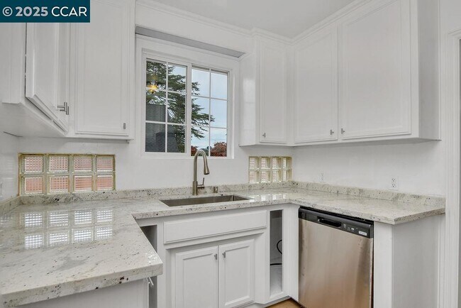 Building Photo - 1830 Pine St