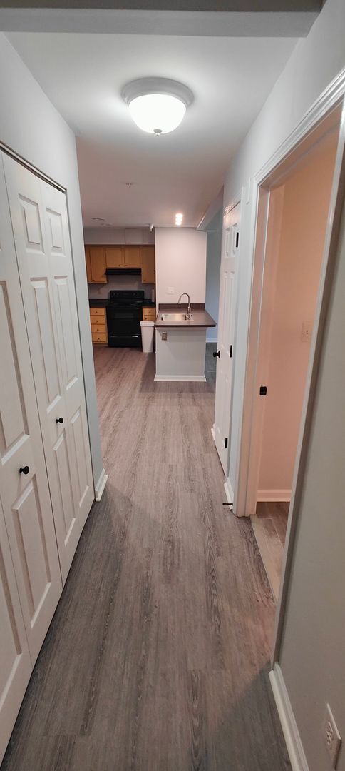 Building Photo - Rent special! 1 BR/ 1 BA Fabulous Two-Level Condo in Bristol Village Available Now!