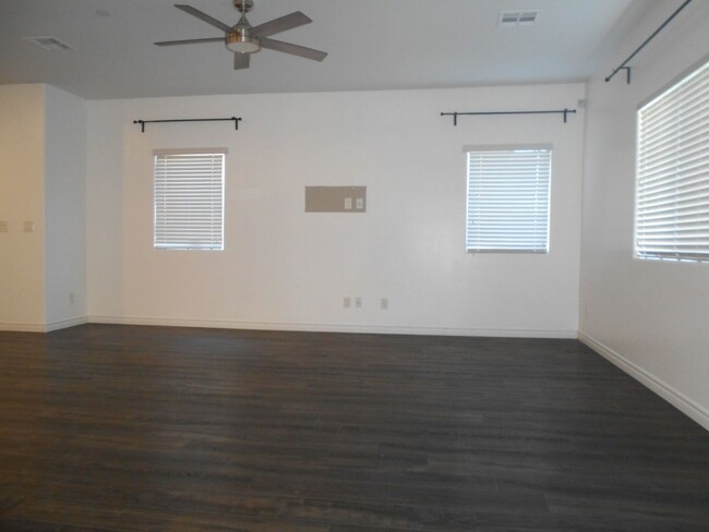 Building Photo - Spacious 4-Bedroom Home in Gated North Las...